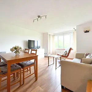 Apartment Comfort: 2-bedroom Flat With Parking And Transport Links, London
